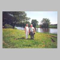 111-1063 Herr Kenzler mit seiner Tochter Gabriela an der Alle.jpg